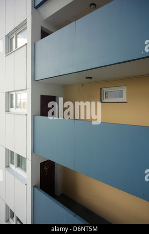 Berlin, Deutschland, Laubengaenge im Wohn-Hochhaus IDEAL in die Fritz-Erler-Allee Stockfoto