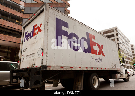 FedEx LKW in Stadtstraße - USA Stockfoto