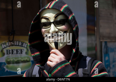 Mann trägt Guy Fawkes Maske Stockfoto