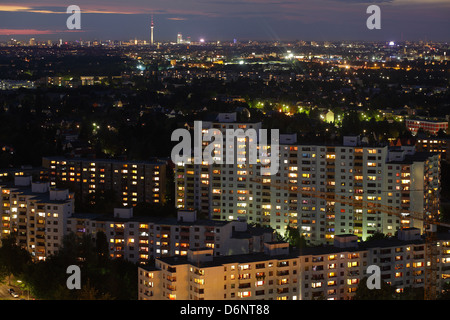 Berlin, Deutschland, Gropius Umfrage der Stadt in der Abenddämmerung Stockfoto