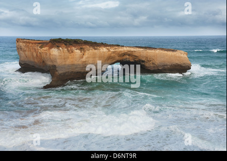 Berühmten Felsen London Bridge im Regen, Great Ocean Road, Australien Stockfoto