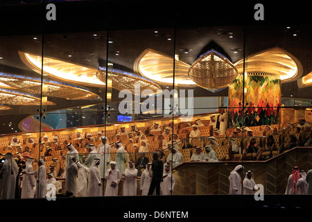 Dubai, Vereinigte Arabische Emirate, Männer in Kanduras auf der Tribüne der Rennbahn Meydan Stockfoto