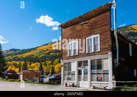 Altbauwohnung mit Herbstlaub, Saint Elmo Sawatch Mountains, Colorado. Stockfoto