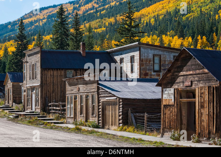 Geisterhafte Block mit Herbstlaub, Saint Elmo Sawatch Mountains, Colorado. Stockfoto