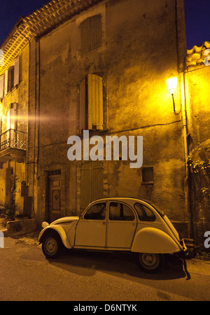 Saignon, Frankreich, Citroen 2CV unter einer Straßenlaterne geparkt Stockfoto