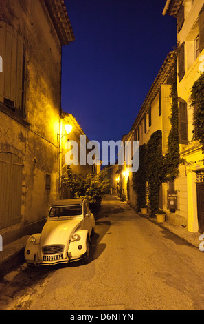 Saignon, Frankreich, Citroen 2CV unter einer Straßenlaterne geparkt Stockfoto