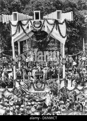 Charles Lindbergh auf Podium am Washington Monument Gelände während seiner Washington, D.C., Empfangs - Army Band in Vordergrund, 11. Juni 1927 Stockfoto