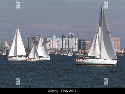 San Diego Bay Segeln mit Stadt im Hintergrund, Tiefsee Hafen am Pazifik, ganzjährig mildes Klima, ausgedehnte Strände, Stockfoto