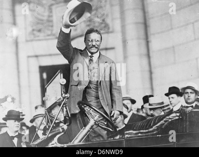 Präsident Theodore Roosevelt, Dreiviertel Länge Porträt, stehend in Auto, winken Hut Stockfoto