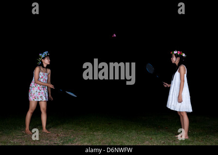Asiatische Thai-Mädchen spielen Badminton zusammen. Stockfoto