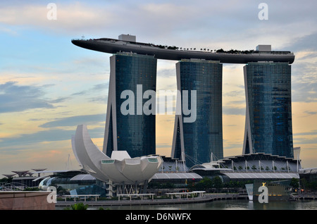 Skyline von Singapur mit Marina Bay Sands ArtScience Museum Stockfoto