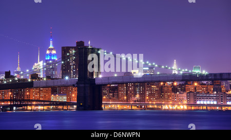 Brooklyn Bridge und die berühmten Wolkenkratzer in New York City Stockfoto