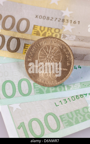 Berlin, Deutschland, Euro-Banknoten und ehemalige griechische Drachme Münze Stockfoto