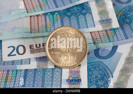 Berlin, Deutschland, Euro-Banknoten und ehemalige griechische Drachme Münze Stockfoto