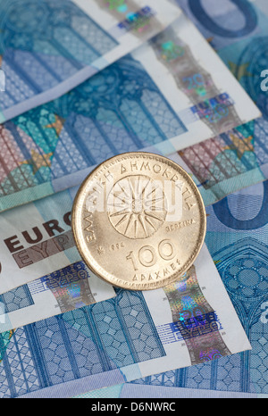 Berlin, Deutschland, Euro-Banknoten und ehemalige griechische Drachme Münze Stockfoto