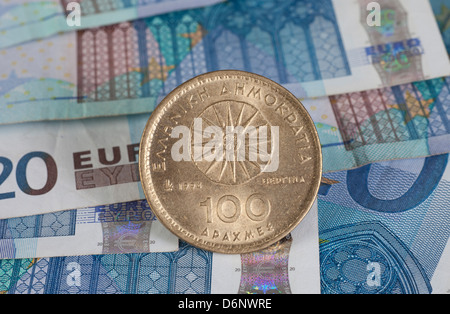 Berlin, Deutschland, Euro-Banknoten und ehemalige griechische Drachme Münze Stockfoto