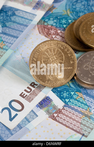 Berlin, Deutschland, Euro-Banknoten und ehemalige griechische Drachme Münze Stockfoto