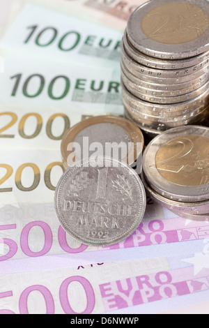 Berlin, Deutschland, Euro-Noten, Euromuenzen und ehemalige A-DM-Münze Stockfoto