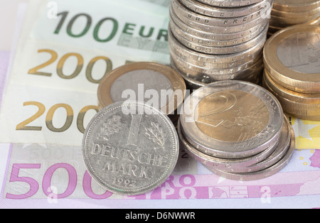 Berlin, Deutschland, Euro-Noten, Euromuenzen und ehemalige A-DM-Münze Stockfoto