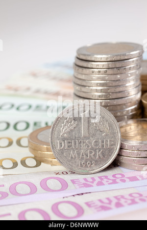 Berlin, Deutschland, Euro-Noten, Euromuenzen und ehemalige A-DM-Münze Stockfoto