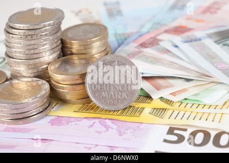 Berlin, Deutschland, Euro-Noten, Euromuenzen und ehemalige A-DM-Münze Stockfoto