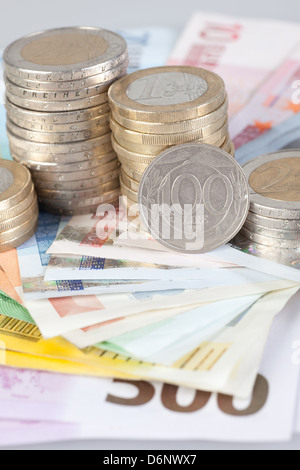 Berlin, Deutschland, Euro-Noten, Euromuenzen und ehemalige 100-Lira-Münze Stockfoto