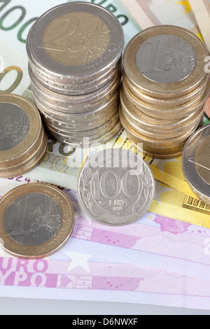 Berlin, Deutschland, Euro-Noten, Euromuenzen und ehemalige 100-Lira-Münze Stockfoto