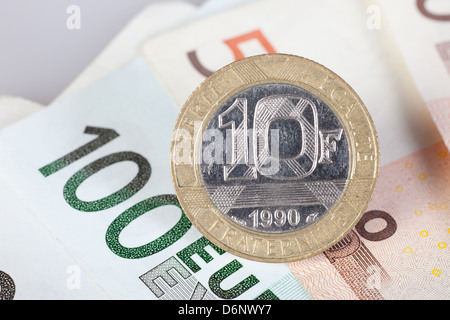 Berlin, Deutschland, Euro-Banknoten und eine ehemalige 10-Franken-Münze Stockfoto