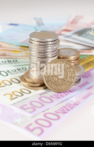 Berlin, Deutschland, Euro-Noten, Euromuenzen und 20-Kronen-Münze Stockfoto