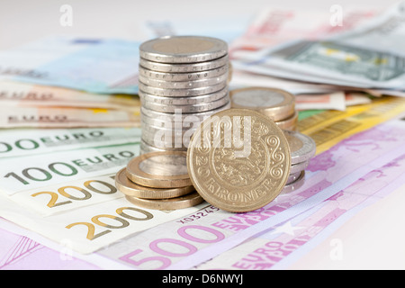 Berlin, Deutschland, Euro-Noten, Euromuenzen und 20-Kronen-Münze Stockfoto