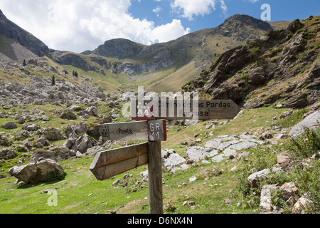 GR 11 Wegweiser am Collado de Pietramula im Rio Real Tal - Reserva Nacional de Los Circos, Huesca, Aragon, Spanien Stockfoto