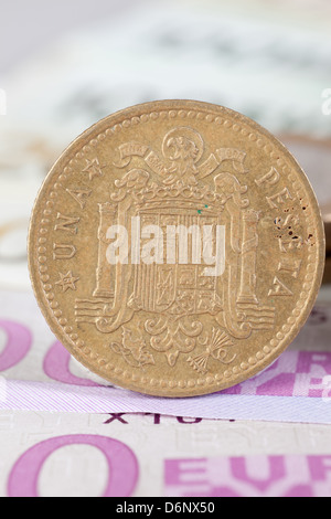 Berlin, Deutschland, Euro-Banknoten und ehemaligen 1-Peseten-Münze Stockfoto