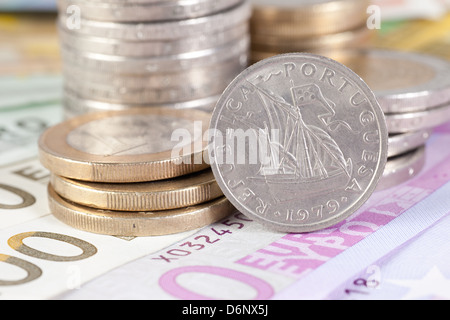 Berlin, Deutschland, Euro-Noten, Euromuenzen und ehemalige 5-Escudo-Münzen Stockfoto