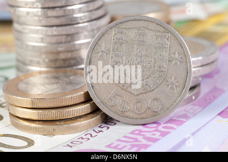 Berlin, Deutschland, Euro-Noten, Euromuenzen und ehemalige 5-Escudo-Münzen Stockfoto