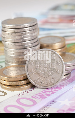 Berlin, Deutschland, Euro-Noten, Euromuenzen und ehemalige 5-Escudo-Münzen Stockfoto