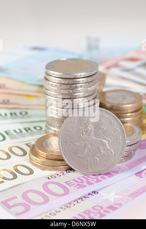 Berlin, Deutschland, Euro-Noten, Euromuenzen und 10-Cent-Münze Stockfoto