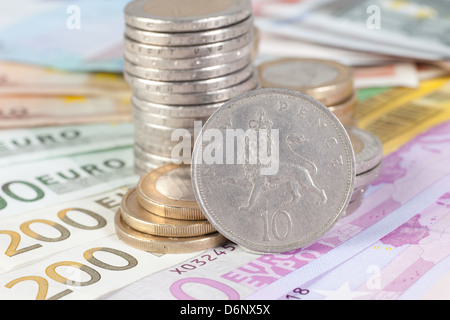 Berlin, Deutschland, Euro-Noten, Euromuenzen und 10-Cent-Münze Stockfoto