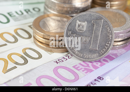 Berlin, Deutschland, Euro-Noten, Euromuenzen und 1-Schekel-Münze Stockfoto