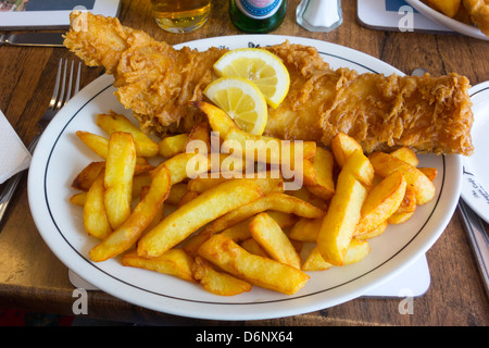 Exzellente Fish &amp; Chips im berühmten Café Elster in Whitby Stockfoto