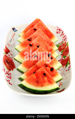 Die Fokus-Wassermelone auf weißem Hintergrund, in Scheiben geschnitten in auf Teller geben. Stockfoto