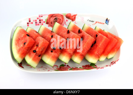 Die Fokus-Wassermelone auf weißem Hintergrund, in Scheiben geschnitten in auf Teller geben. Stockfoto