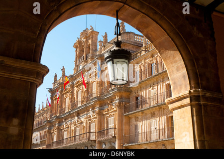 Das Rathaus von einem Bogen betrachtet. Hauptplatz, Salamanca, Castilla Leon, Spanien. Stockfoto