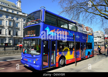 Golden Tours-London-Sightseeing-Bus, Piccadilly, West End, City of Westminster, London, Greater London, England, Vereinigtes Königreich Stockfoto