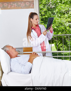 Radiologe Röntgenbild mit älteren Patienten in einem Krankenhaus zu betrachten Stockfoto