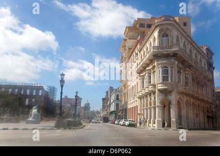 Gebäude und Straße in Habana Vieja aus Windschutzscheibe, kubanische Stadt Havanna, La Habana, Kuba, Süd, Lateinamerika Stockfoto