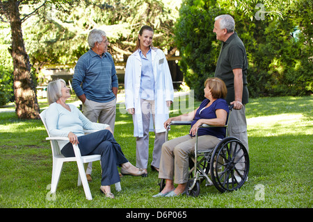 Geriatrische Krankenschwester mit senior im Garten der einem Altersheim Stockfoto