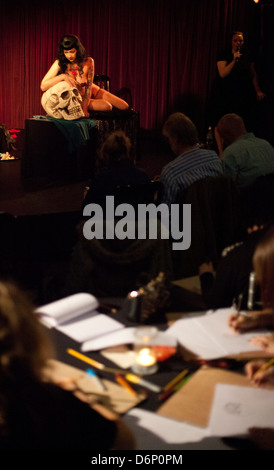 Burlesque Darsteller Anna Pelz Laxis posiert für Künstler bei einem Dr Sketchy Aktzeichnen event Stockfoto