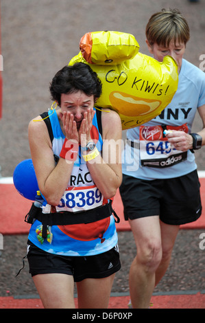 Eine Mischung aus Emotionen waren im Display Läufer überqueren der Ziellinie des Virgin London Marathon Finish auf 21.04.2013 in The Mall, London. Bild von Julie Edwards Stockfoto