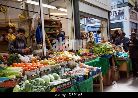 Markt-Zeile in überdachten Brixton Market Village in Brixton - London-UK Stockfoto