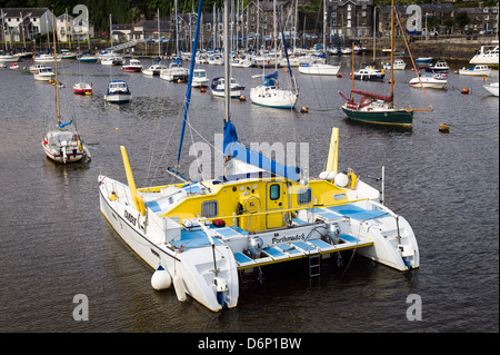 Boote im Hafen von Porthmadog mit Tardis Katamaran im Vordergrund Stockfoto